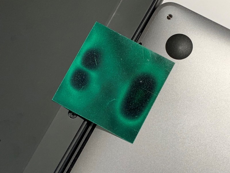 左がX1 Extreme、右が2018年版13インチMacBook Pro。マグネットビューワーで磁場を見たかぎりでは、筐体の小さいMacBook Proのほうがスピーカーは大きいようだ。ちなみにX1 Extremeと同条件で測定したMacBook Proの音圧レベルは最大85.2dBAだった