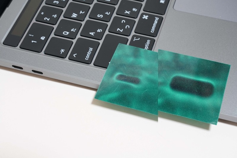 MacBook Proには側面中央付近にもう1つスピーカーが内蔵されている(※マグネットビューワーが小さいため、写真を合成しています)