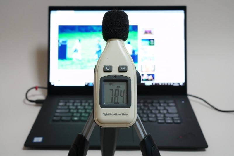 YouTubeで公開されている「前前前世 (movie ver.) RADWIMPS MV」を最大ボリュームで再生したさいの音圧レベルは最大78.4dBA(50cmの距離で測定)
