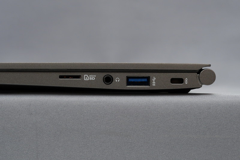 右側面には、microSDカードスロット、ヘッドフォンジャック、USB 3.0を配置