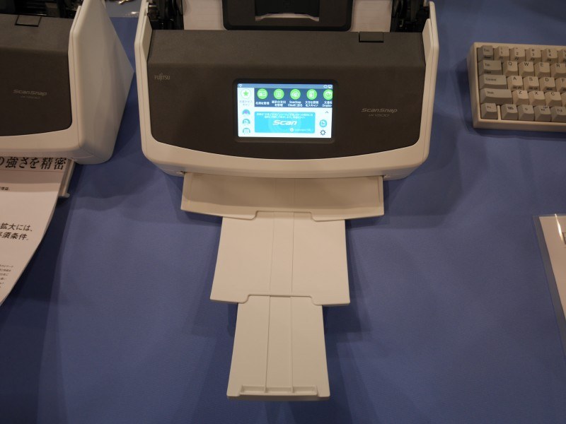 排紙トレイはワンアクションで引き出せる