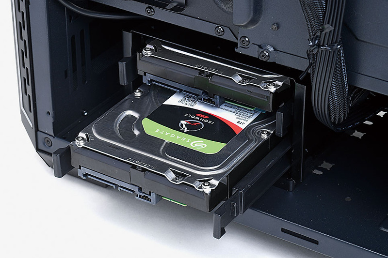 交換しやすい3.5インチベイ。自作のベテランから言わせてもらえば、ストレージは消耗品だ。長くても3、4年くらいのサイクルで更新していくもの。交換しやすい構造になっていることは必須条件だ