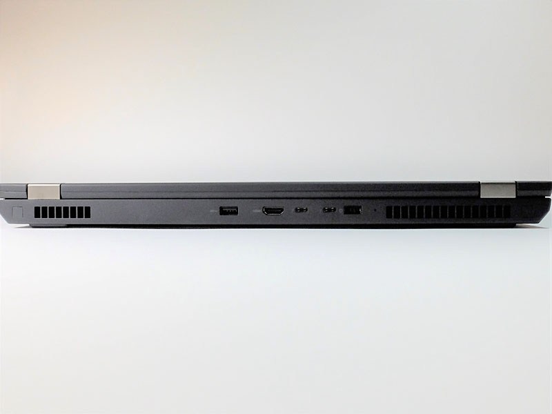 背面にUSB 3.0、Thunderbolt 3×2、HDMI出力、DC INを備える