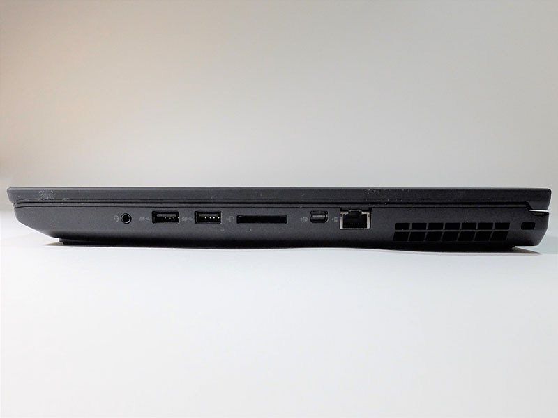 右側面には音声入出力、SDカードリーダ、USB 3.0×2、Mini DisplayPort、Gigabit Ethernetを備える