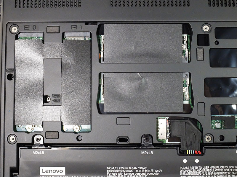 底面中央左側にはSSDスロット×2、メモリスロット×2を備える