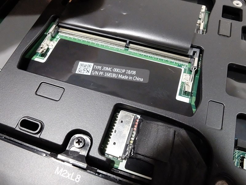 今回の試用機では、メモリスロットはどちらも空いていた