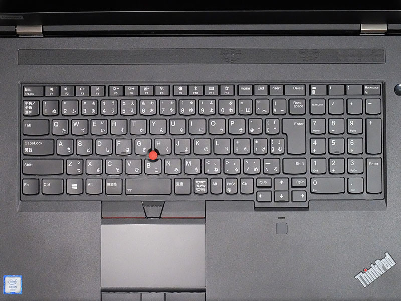 キーボードは右側にテンキーも備える。中央にはThinkPadシリーズお馴染みのTrackPointを備える