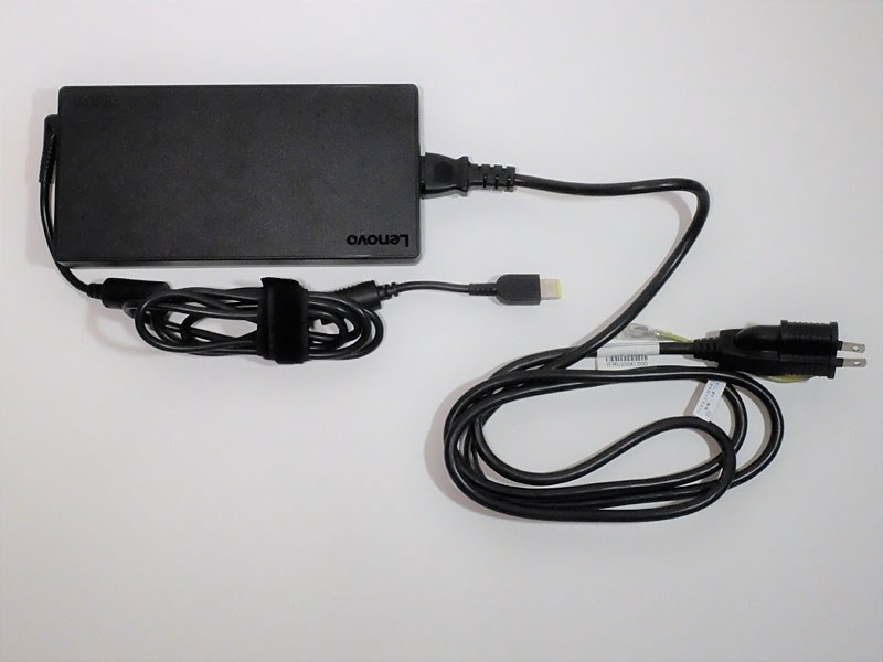 ACアダプタは230W出力のかなり大型の物が付属する