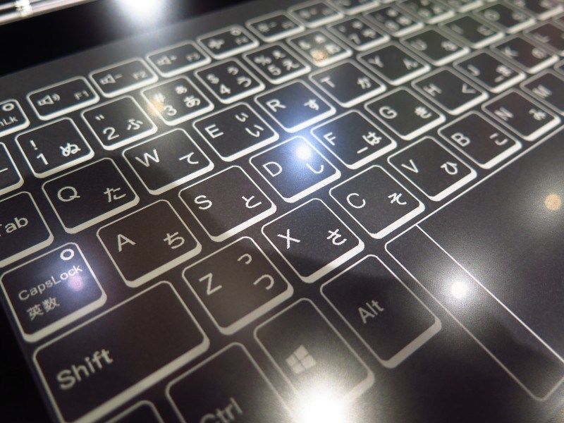 電子ペーパーのため、明るい環境下でも視認性は高い。また、キー押下のアニメーションやバイブレーションもある