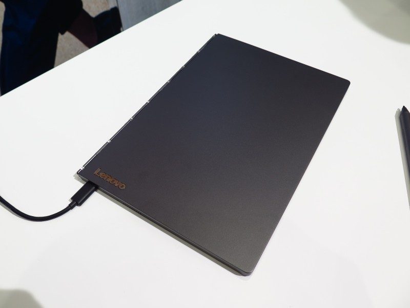 本体を閉じたとき。なお、開くさいはエッジをダブルタップする