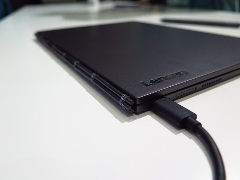 Yogaならではのウォッチバンドヒンジを継承