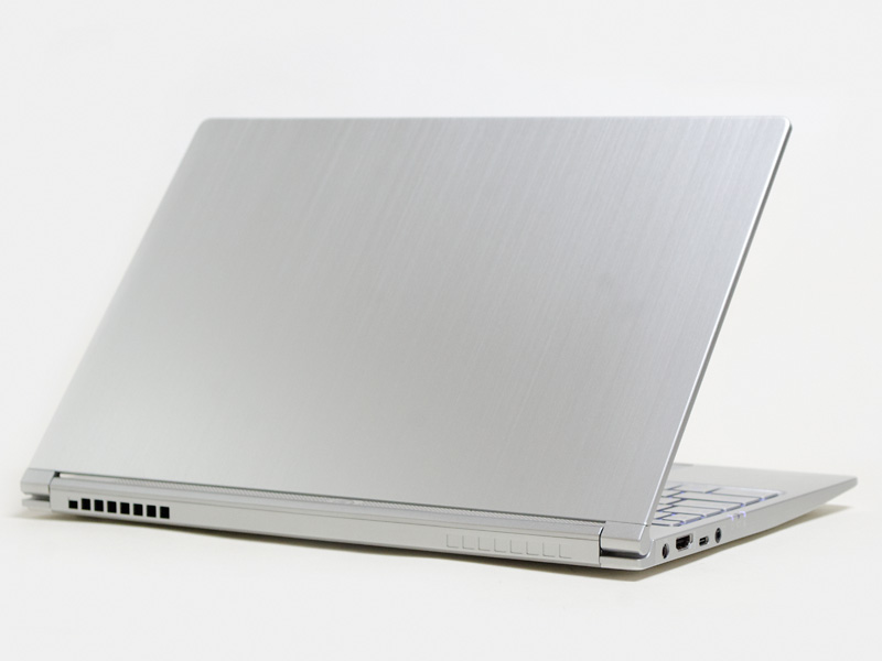 斜め後ろから。トップカバーにはロゴもなく、シンプルなヘアライン仕上げのシルバー