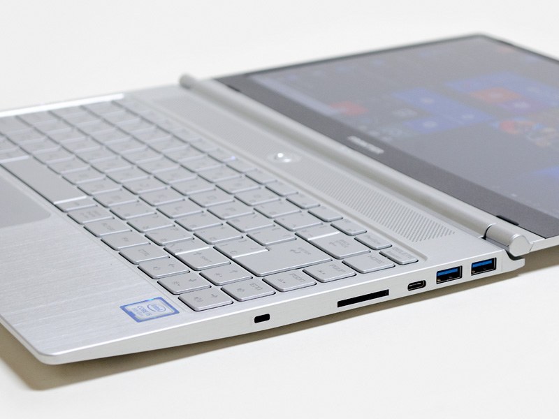 右側面。USB 3.0×2、Type-C、メディアリーダー、ロックポート。ロックポートが手前にあるのは珍しい