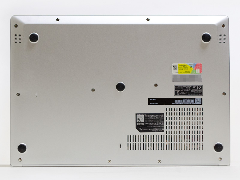 裏面。手前左右側面にスピーカー、ゴム足は中央も含め5つ。メモリなどにアクセスできる小パネルはない