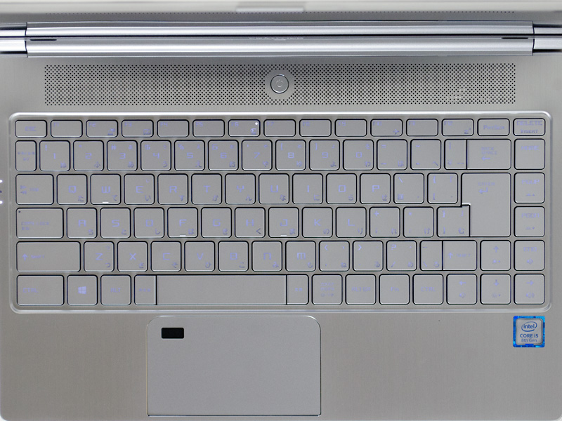 キーボードはバックライト搭載のアイソレーションタイプ。タッチパッドは1枚プレート型で左上に指紋センサー