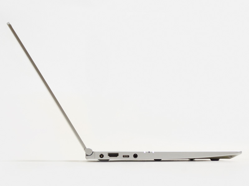 横から。ゴム足からキーボードまでの厚みが約1.5cmとスリム。パネルはもうギリギリの薄さか