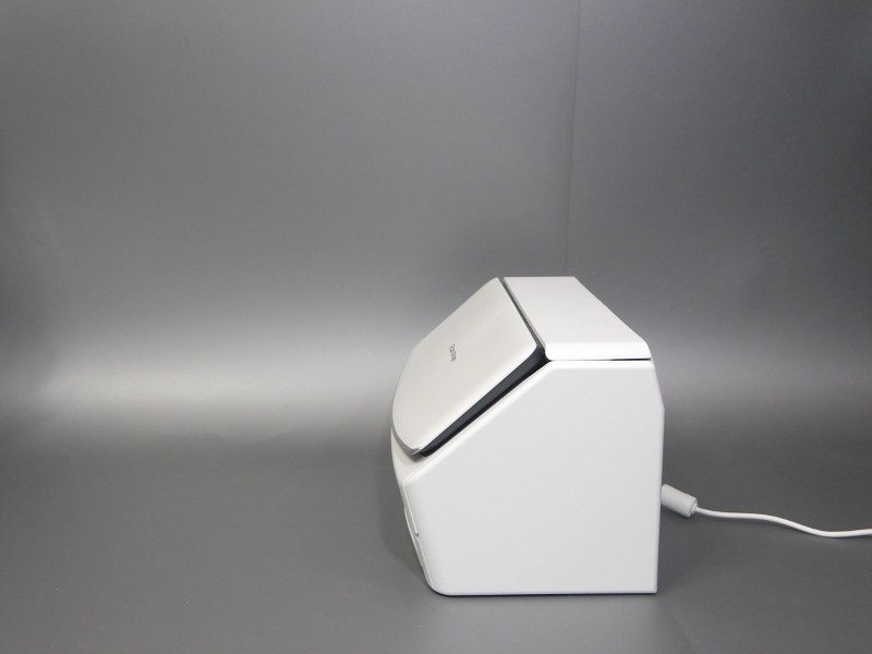 同、横から見た状態。背面に原稿をセットして手前に排出する構造は従来と同様