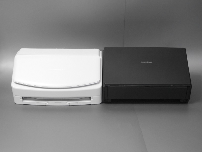 従来モデルのiX500(右)との比較。本製品は直線的なiX500と異なり、曲面が多いデザインであることがわかる