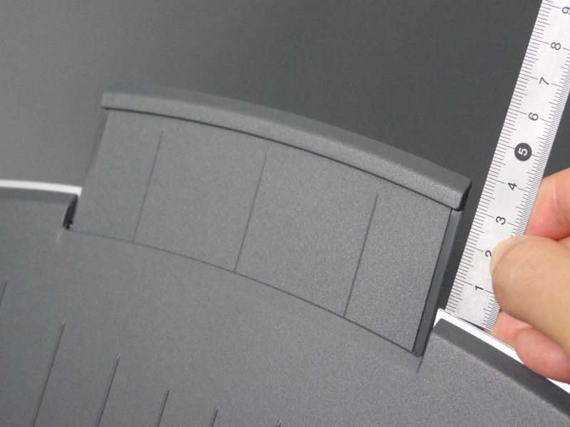 給紙カバーのエクステンション。実測4cm程度と短く、従来のiX500の半分ほどだ