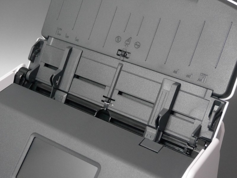 用紙ガイドまわりは、オプションの「名刺・レシートガイド」が取りつけられることを除けば、構造はとくに変わらない