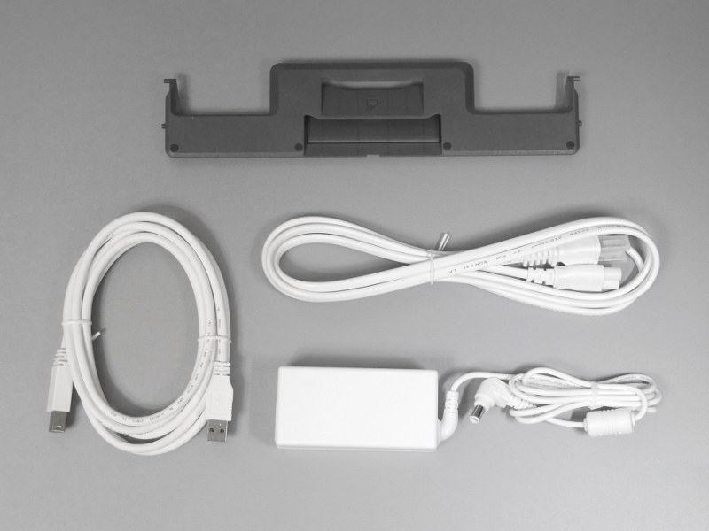 本体以外の同梱品はこれだけ。USBケーブル、ACアダプタ、電源ケーブルに加えて、上段の「名刺・レシートガイド」が新たに同梱されている