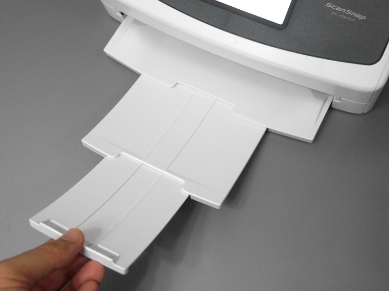 排紙トレイを手前に引っ張り出して展開する