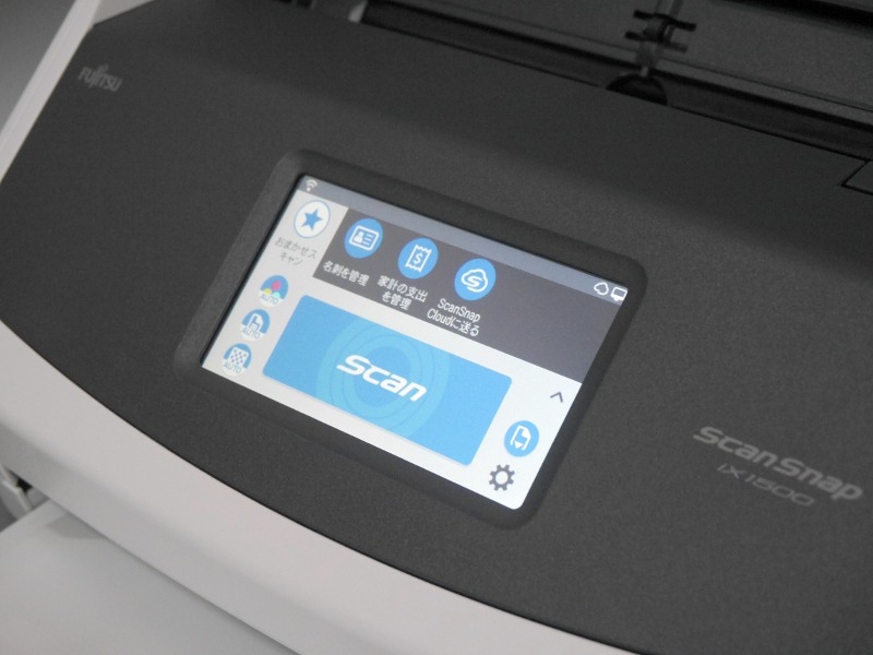 スキャナに戻ると操作パネルが表示されている。上部で読み取り設定を選んだのち「Scan」ボタンを押すとスキャンが開始される