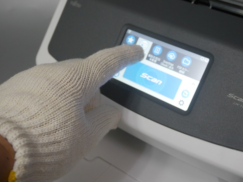 タッチパネルの方式はカタログにも明記されていないが、試しに軍手をつけた状態でタッチしても反応したので、作業現場など手袋をつけた状態でも操作は可能だ。物理ボタンの利点もしっかり補っている