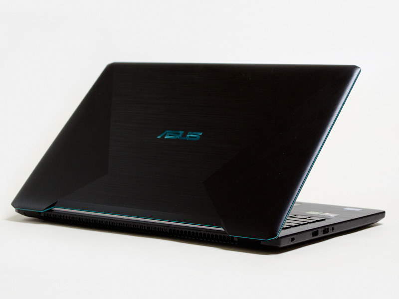 ヘアラインは左右が斜め、中央は水平と、少し変わったデザインになっている。バッテリは内蔵式で着脱できない