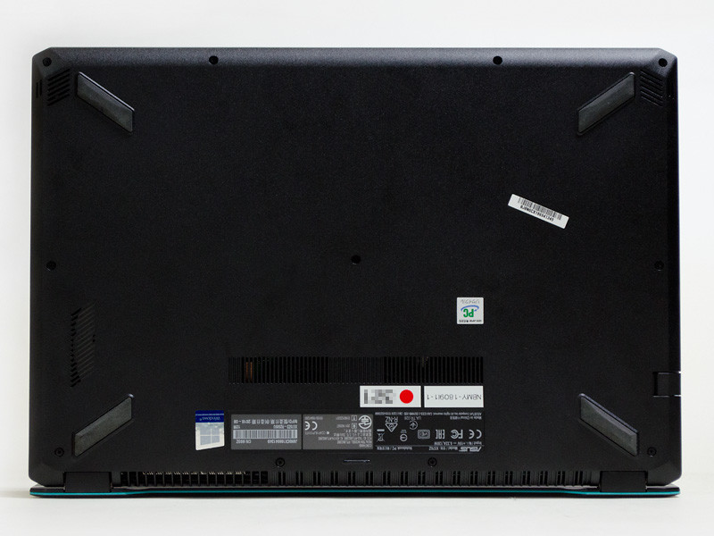 裏面は手前左右のゴム足の横のメッシュがスピーカーがある。メモリなどにアクセスできる小パネルなどはない