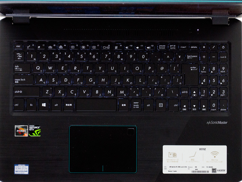 キーボードはバックライト搭載10キー付きの日本語配列。タッチパッドはボタンのない1枚プレート型。右上に指紋認証センサーがある