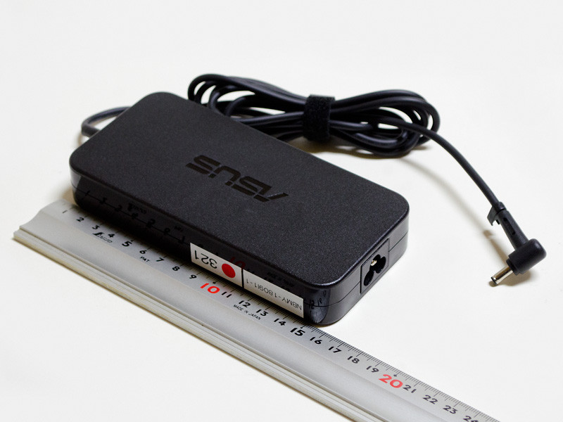 ACアダプタのサイズは約160×75×250mm(同)、重量441gと大きく重い。出力は19V/6.32A