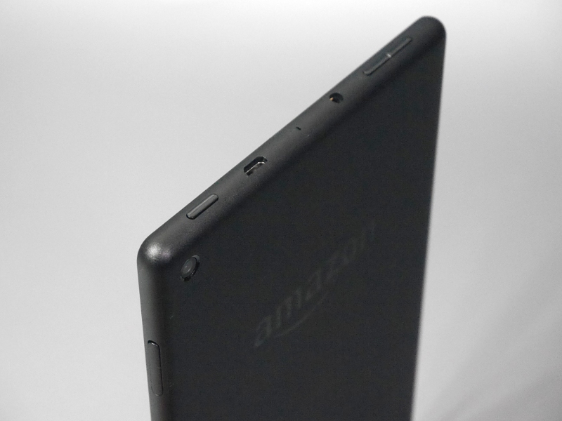 上部には電源ボタン、Micro USBコネクタ、イヤフォンジャック、音量ボタン、さらに側面にはmicroSDスロットが用意される。配置自体は従来と同じだが、ボタンの色が異なるほか、サイズもわずかに異なっており、金型は新造されているようだ