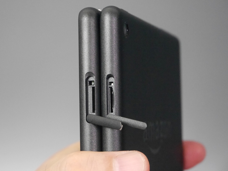 細部を見ていくと、側面のmicroSDスロットはボディ側の形状がわずかに変化している。金型自体を作り直しているようだ