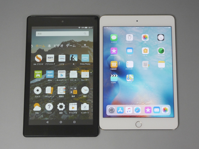 iPad mini 4(右)との比較。本製品は8型、iPad mini 4は7.9型だが、アスペクト比が異なるため見た目のサイズ感は大きく異なる