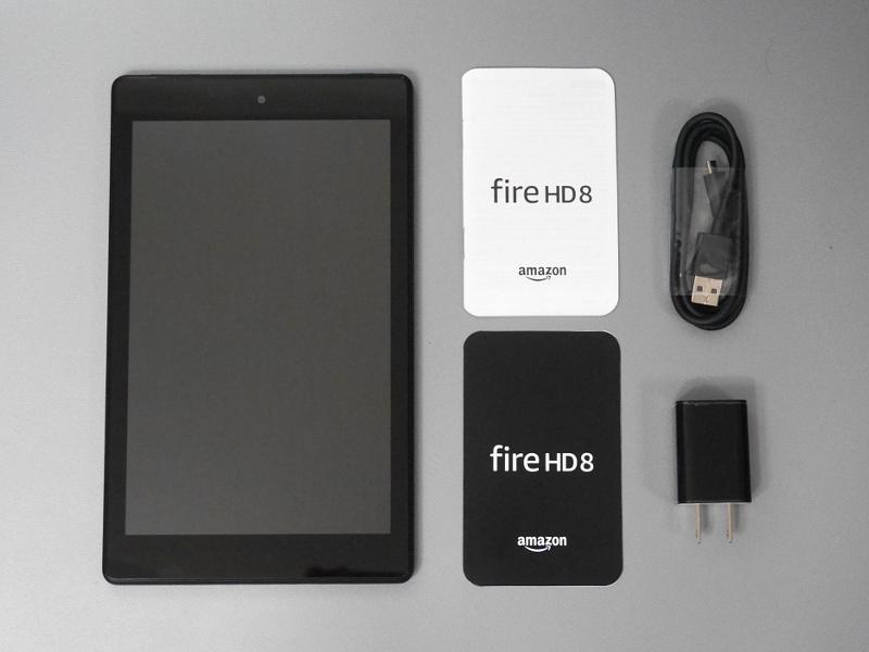 同梱物一覧。従来と同じく、各国語版の保証書とスタートガイド、USBケーブル、USB-ACアダプタが付属する