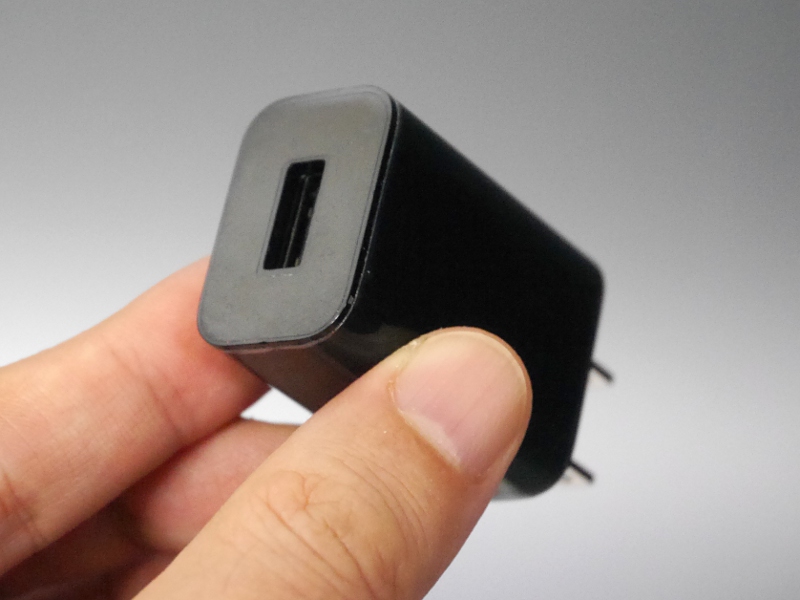 従来モデルと同一形状のUSB ACアダプタが付属する
