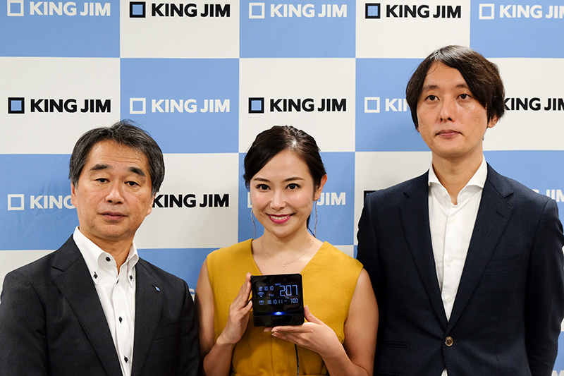 左: 株式会社キングジム 常務取締役 開発本部長 亀田登信氏、右: 同社商品開発部 佐藤賢亮氏