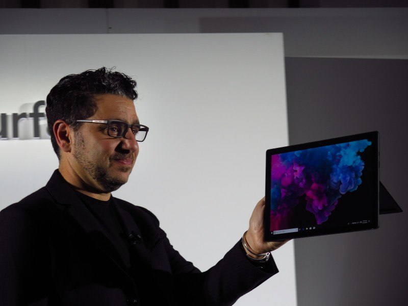 Surface Pro 6を手にするパネイ氏