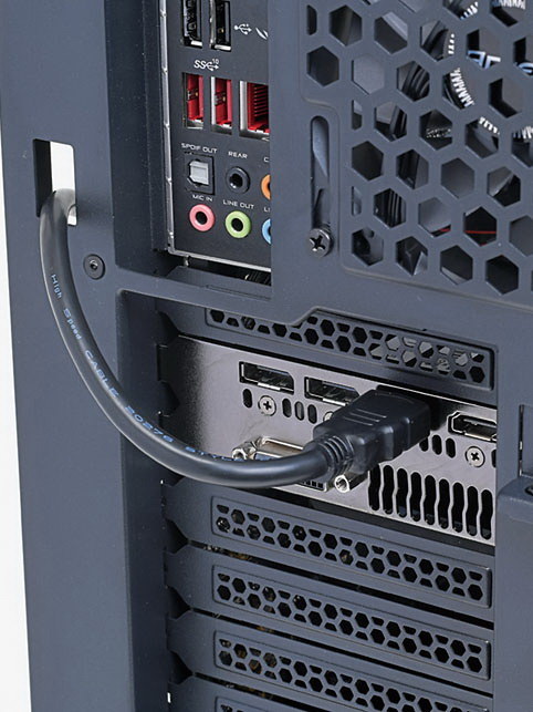 フロントHDMIも装備。ビデオカードのHDMI出力をフロント端子として利用できるケーブル/端子を標準装備。MRグラスなどの接続に便利なフロントHDMI環境を簡単に作れる