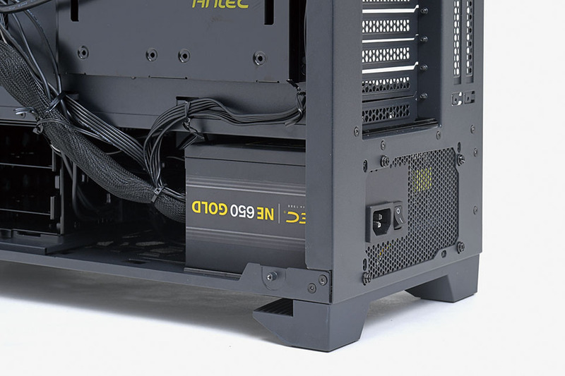 ショートサイズ電源が吉。電源スペースは狭くはないが、ショートサイズのほうが扱いやすい。奥行き14cmでセミプラグインケーブルのAntecのNeoECO Gold NE650Gとの相性はバッチリだ
