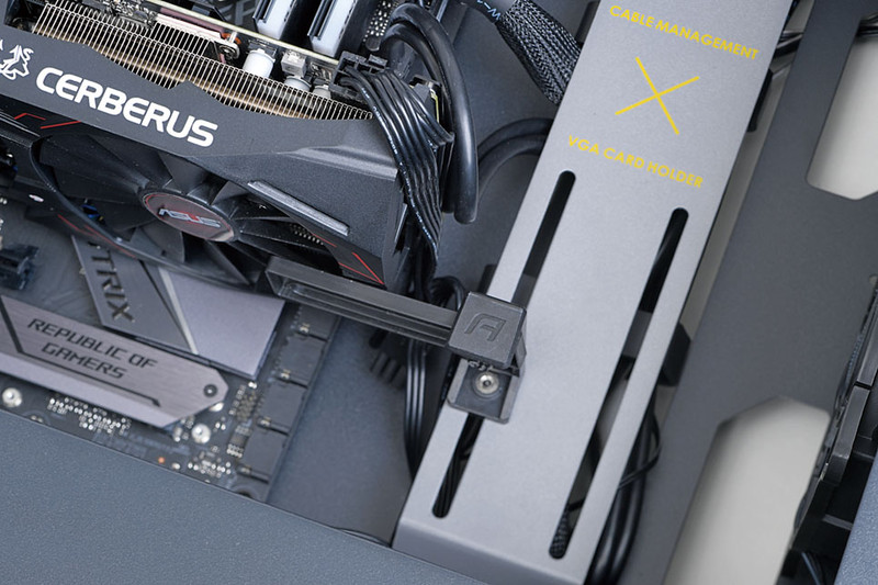 スタビライザーを装備。ビデオカードを支えるスタビライザー(VGAホルダー)を搭載。シンプルな構造だが、あるとないでは安心感がかなり違う。重さのあるカードを使う場合にはうれしい