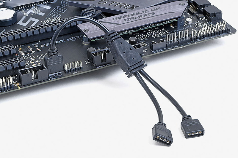 RGBピンヘッダで同期。STRIXシリーズの中では廉価なモデルだけにRGBピンヘッダは1基のみ。今回の作例ではCPUクーラーとケースで2つ必要になるため、市販の分岐ケーブルを利用した