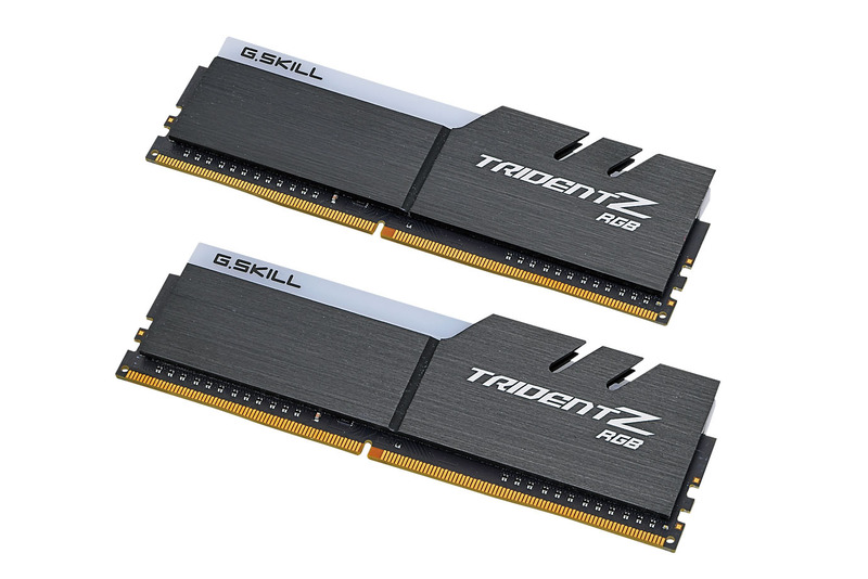 G.Skill International。Trident Z RGB F4-2666C18D-16GTZR。Trident Z RGBシリーズは、RGB LEDメモリのパイオニアにしてロングセラー。乳白色のカバーを通して美しく光る。ASUSTeKのAuraユーティリティに標準で対応している
