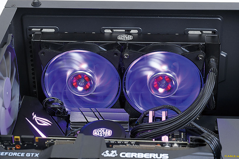 ラジエータのファンも光るML240L RGBは、水冷ヘッド(ロゴ)もラジエータのファン(12cm角×2)も光る。マザーボードやメモリとは少し色みは違うものの、ケース内部全体を照らすのに役立ってくれる