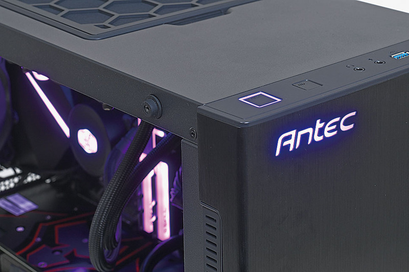 ケースのロゴも発光制御OK。PCケースのP110 Luceは、電源ボタン周囲とAntecのロゴにRGB LEDを使用。直付けされているRGBピンヘッダケーブルをマザーボードに接続すると、Auraで光を制御できる