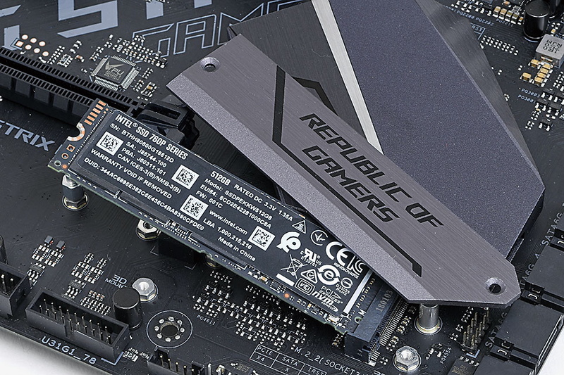 ヒートシンクで熱問題を解決。発熱が大きいというNVMe SSDの課題はマザーボード付属のヒートシンクを使えば解決だ。実際のテストでも20℃近く温度を下げる効果があった