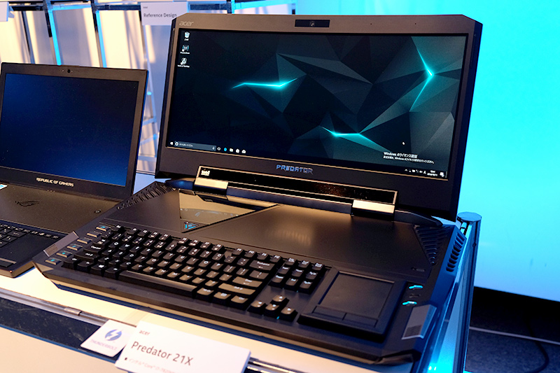 国内では初披露となった、21型湾曲液晶搭載のモンスターゲーミングノート「Acer Predator 21X」(<a href="https://pc.watch.impress.co.jp/docs/news/event/1018526.html">既報</a>)