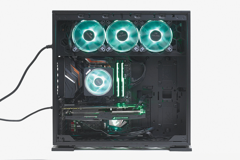 SNS映えするどハデな発光。CPUクーラー、メモリ、ケースファンのRGB LEDがケース内部を演出。見えにくいが、マザー下部のロゴも発光する。SNS映えしやすくするため、光を同系色でまとめるのが最近のトレンドだ