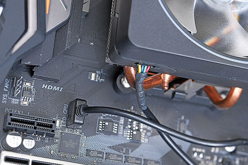 X470 AORUS ULTRA GAMINGは、CPUソケット近くにRGB LEDピンヘッダを用意。RGB LED対応CPUクーラーが増えているだけにありがたい